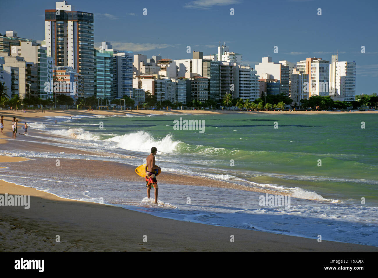 Surfer gode di una spiaggia urbana, Praia da Costa, Vila Velha, Espirito Santo, Brasile Foto Stock