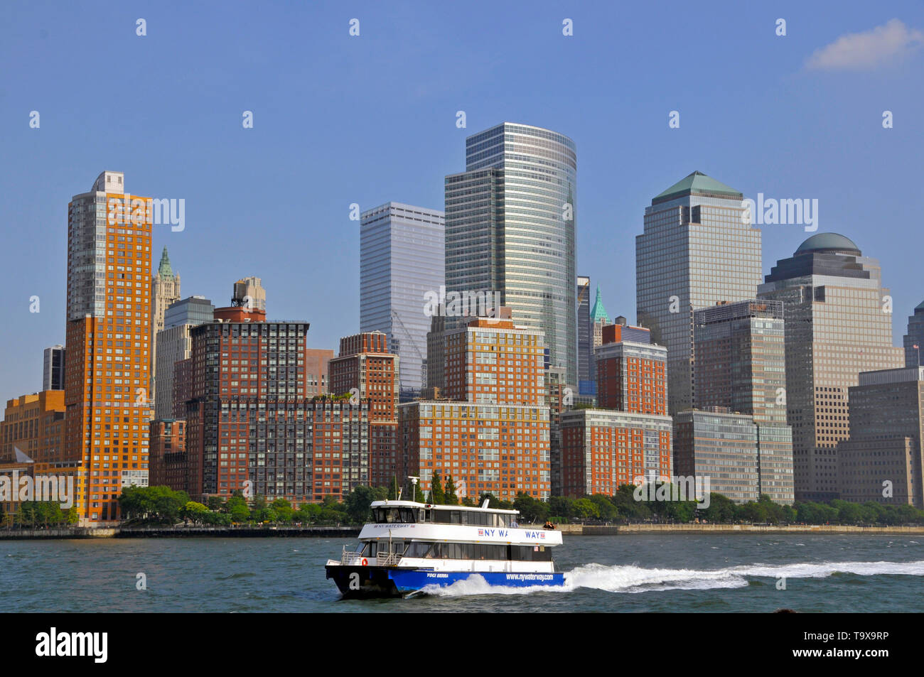 Orizzonte di New York City con un traghetto, Manhattan, New York, New York, Stati Uniti d'America Foto Stock