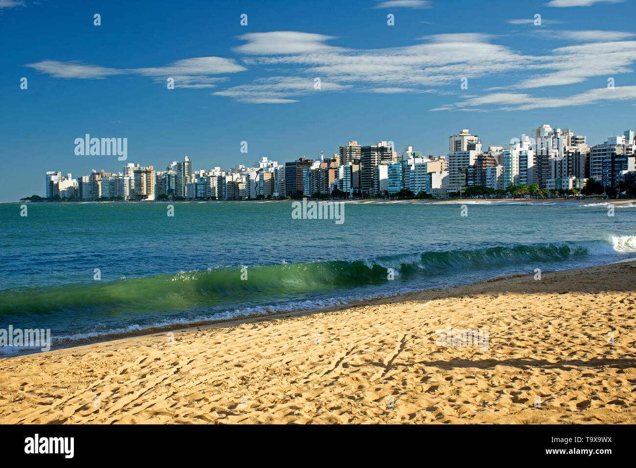 Un'onda si blocca a Praia da Costa, Vila Velha, Espirito Santo, Brasile Foto Stock