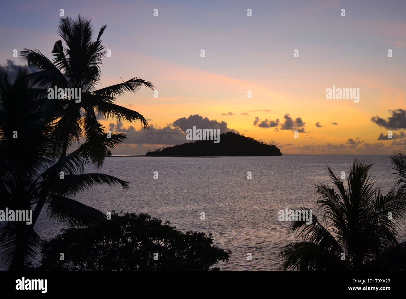 Vista al tramonto del Luaniva motu, isola di Wallis, Wallis & Futuna, Sud Pacifico Foto Stock