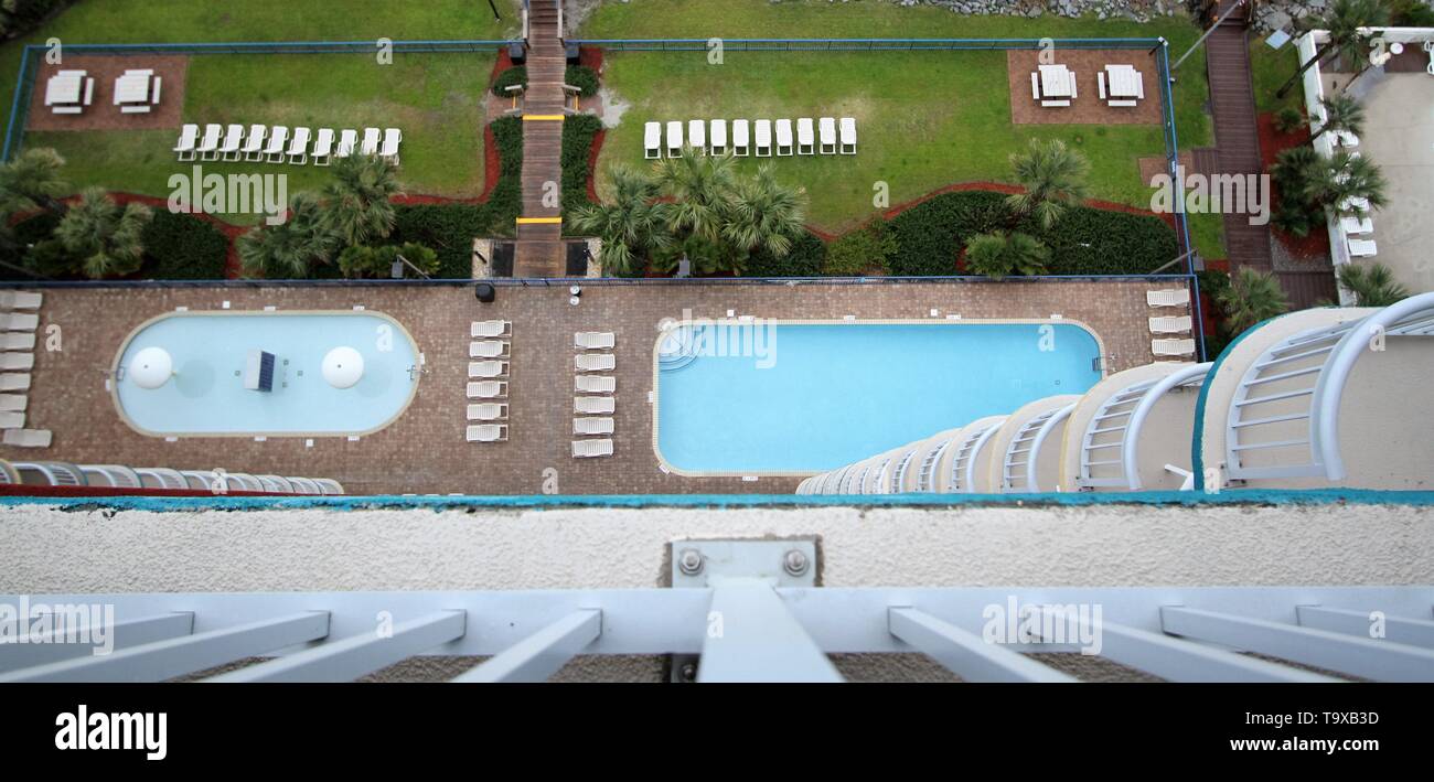 Piscine e prato vista dalla cima di un alto luogo Foto Stock