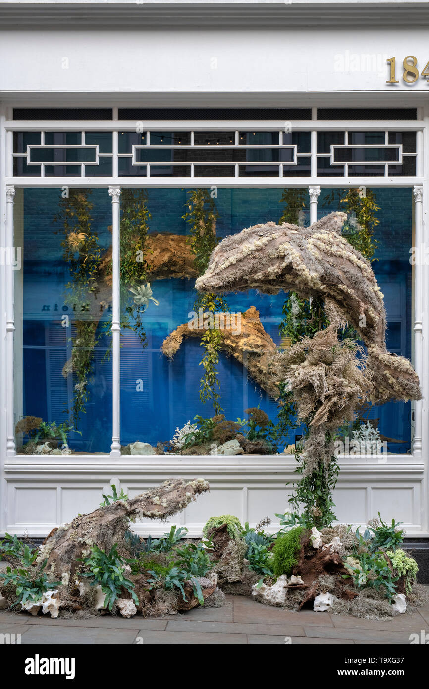 Dolphin display floreale al di fuori del Little White Company shop in Pavilion Road per il Chelsea in Fiore 2019. A Chelsea, Londra, Inghilterra Foto Stock