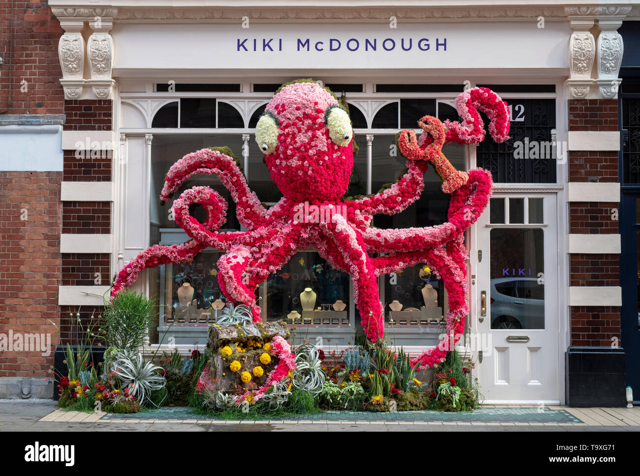 Octopus display floreale al di fuori di Kiki McDonough gioielleria in Symons Street per il Chelsea in Fiore 2019. A Chelsea, Londra, Inghilterra Foto Stock