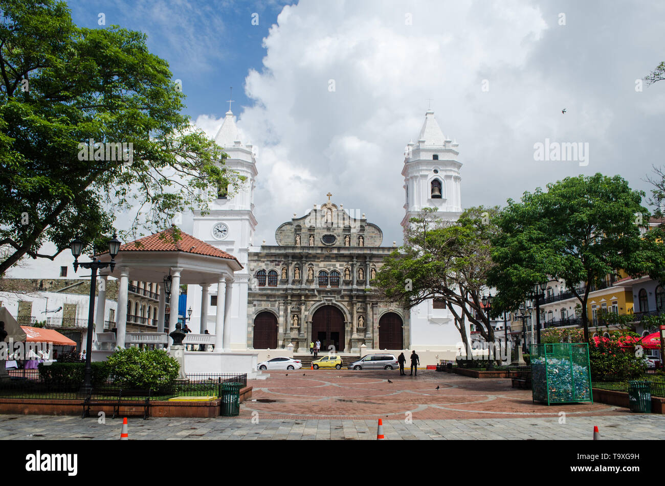 Plaza de la Independencia, conosciuta anche come Plaza Mayor o Plaza Catedral a casco Viejo, nella città di Panama. Foto Stock