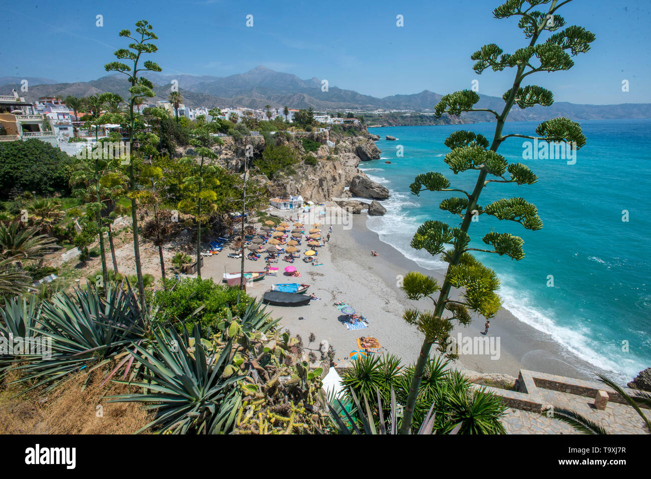 La spiaggia di Nerja sulla Costa del Sol, Spagna. Foto Stock
