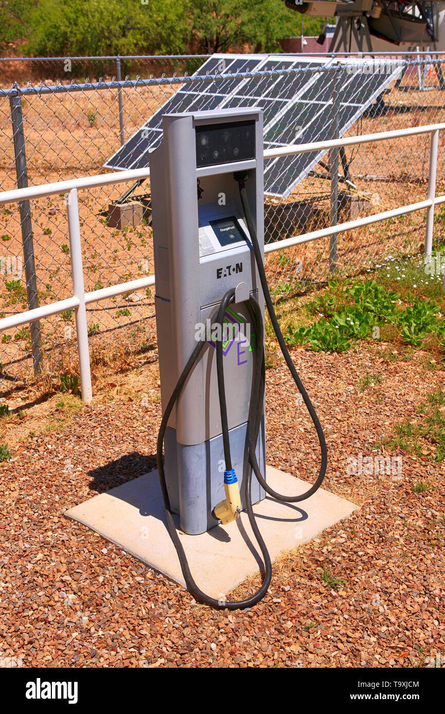 Il veicolo elettrico stazione di carica a Bisosphere 2, l'Americano scienza del sistema Terra centro di ricerca situato in Oracle, AZ Foto Stock