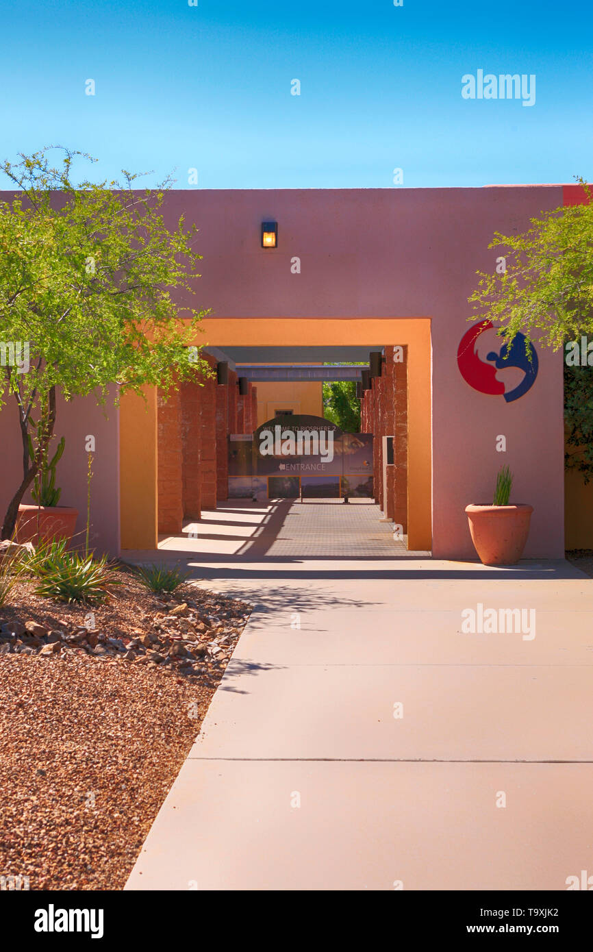 Entrata che conduce al centro visitatori presso Bisosphere 2, l'Americano scienza del sistema Terra centro di ricerca situato in Oracle, AZ Foto Stock