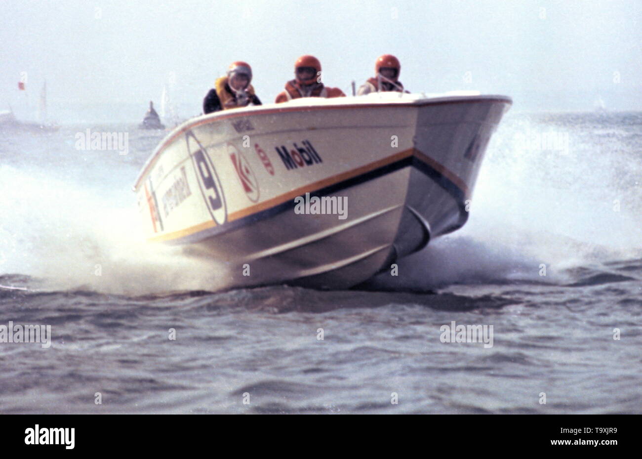 AJAXNETPHOTO. 2° settembre 1972. SOLENT, Inghilterra. - COWES-TORQUAY-COWES POWERBOAT RACE WINNER - AEROMARINE IX, CON SKIPPER DI CARLO BONOMI (IT.) e RICHIE POTERI (USA) ATTRAVERSANDO IL TRAGUARDO OFF COWES A VINCERE LA 251 MIGLIA RACE a una velocità media di 55.2MPH (88.32km/h.). Foto:JONATHAN EASTLAND/AJAX REF:544160 4 8 Foto Stock