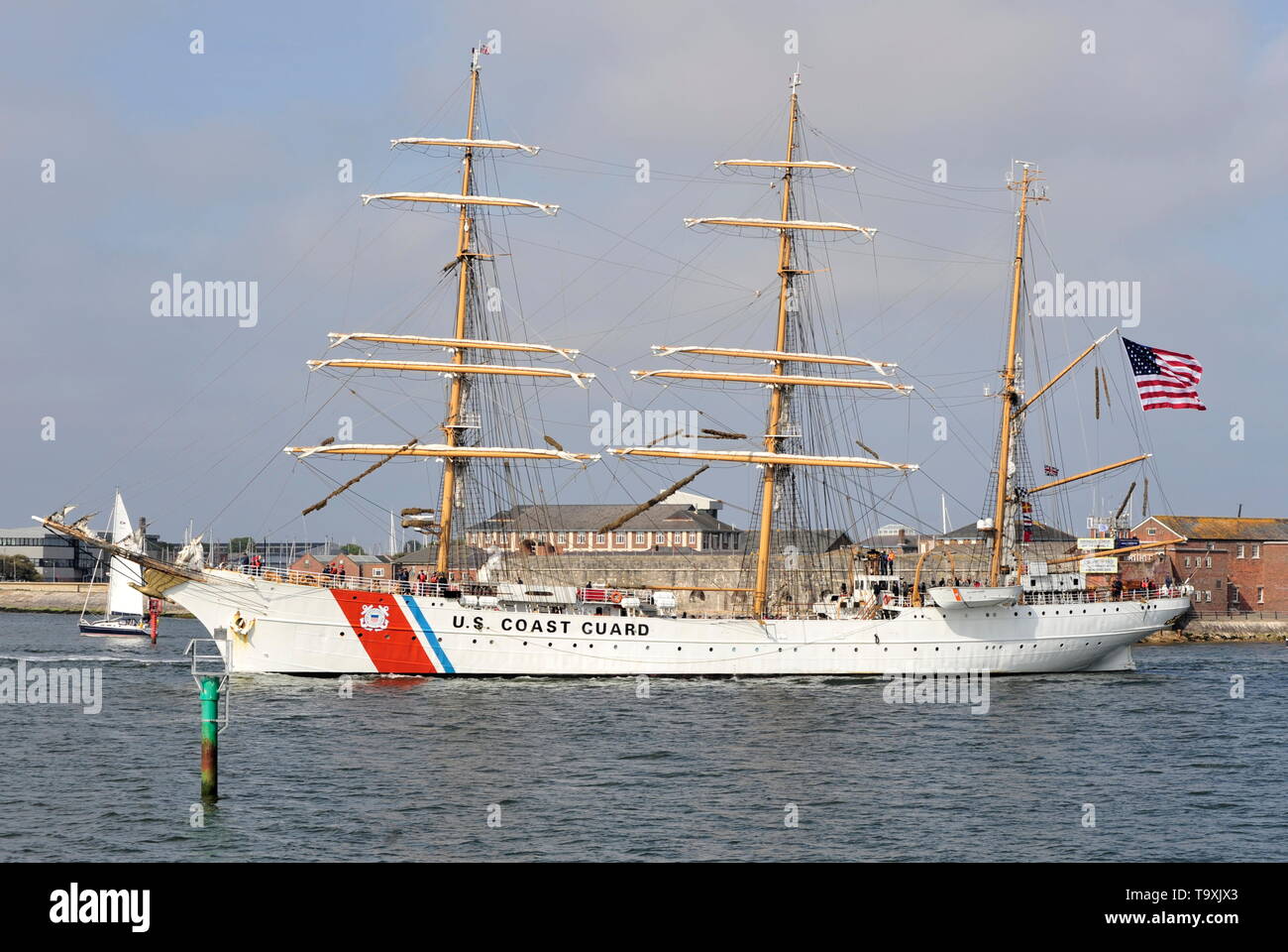 AJAX NEWS FOTO. Il 30 aprile, 2019. PORTSMOUTH,Inghilterra. - Stati Uniti La guardia costiera della nave di formazione EAGLE, costruito nel 1936 dal cantiere tedesco BLOHMN & VOSS COME HORST WESSEL, verso l'esterno legato dopo una visita di cortesia. Foto:TONY HOLLAND/AJAX REF:DTH191105 7728 Foto Stock