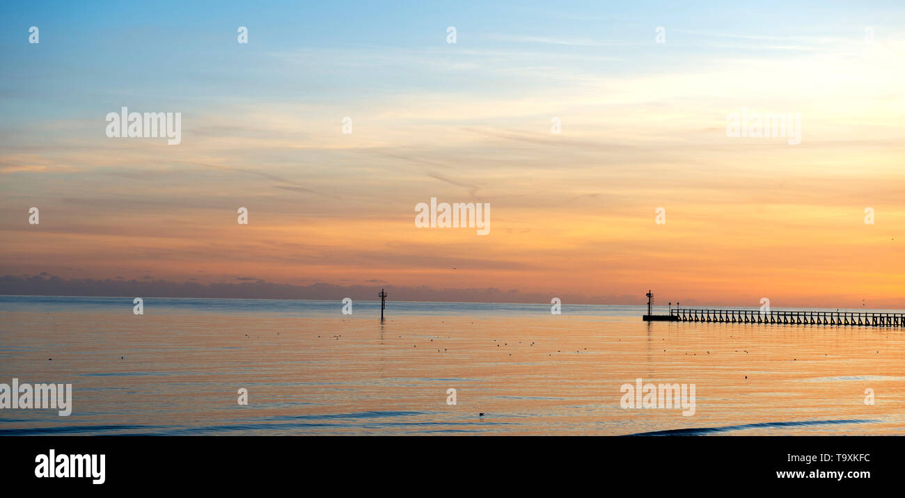Il post bagliore del tramonto dalla spiaggia di LITTLEHAMPTON, WEST SUSSEX, Regno Unito Foto Stock