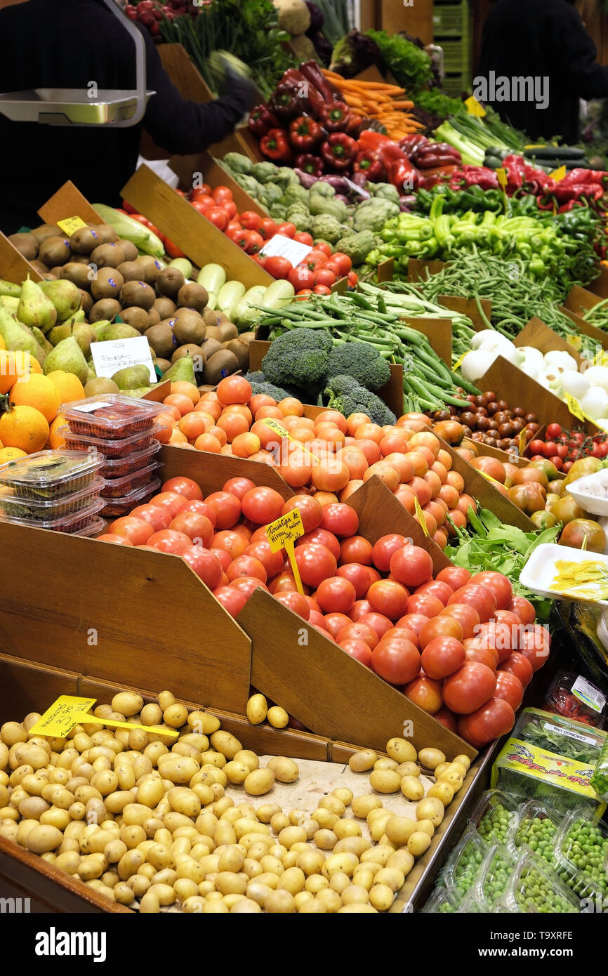 Palma Mallorca, Spagna - 20 Marzo 2019 : ortaggi freschi e frutta display per la vendita nel gli agricoltori locali il mercato coperto in stallo Foto Stock