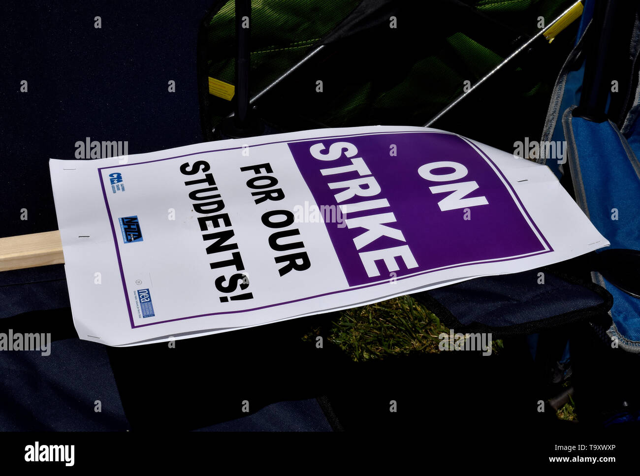 In sciopero per i nostri studenti, segni di picchetto da New Haven Teachers Association contro la New Haven Unified School District in Union City, California, il 20 maggio 2019 Foto Stock