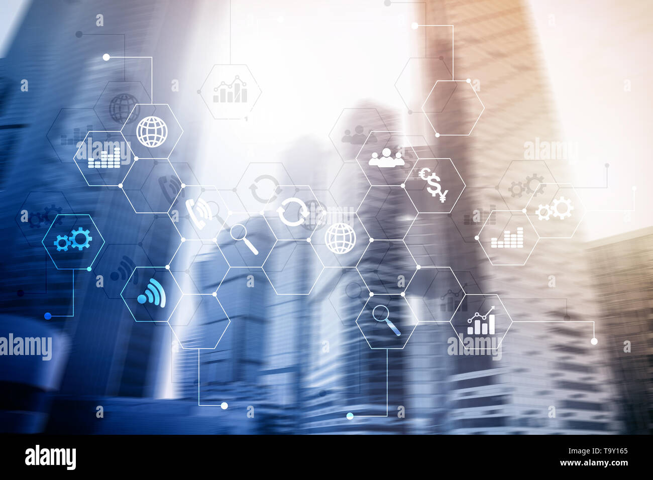 La doppia esposizione dei supporti misti. Gli schemi e le icone sulla schermata di ologramma. La gente di affari e moderna città sullo sfondo. Foto Stock