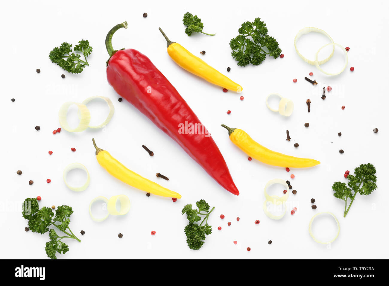Diverse verdure, erbe e spezie su sfondo bianco Foto Stock
