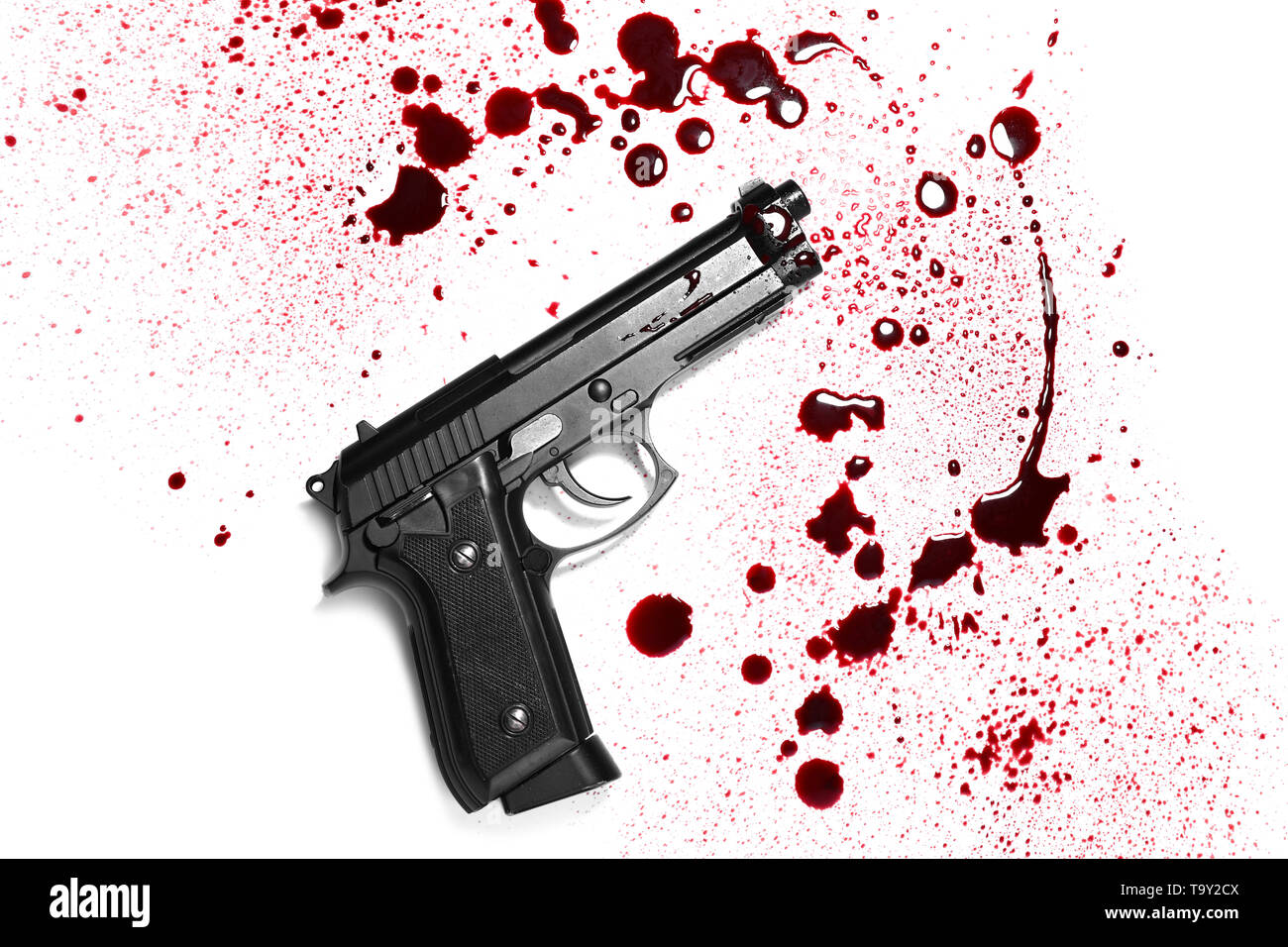 Pistola con macchie di sangue su sfondo bianco Foto Stock