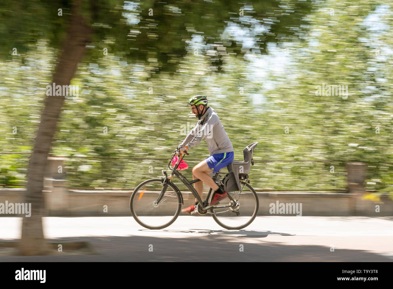 Cordoba, Spagna - 10 Maggio 2019: sano ciclista con un casco e pantaloncini sport equitazione attraverso la strada. Foto Stock