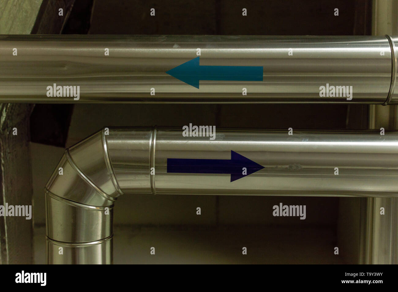 Tubazioni del sistema di IMPIANTO DI TERMOVENTILAZIONE appeso al soffitto. Sistema di riscaldamento sulla costruzione del tetto Foto Stock