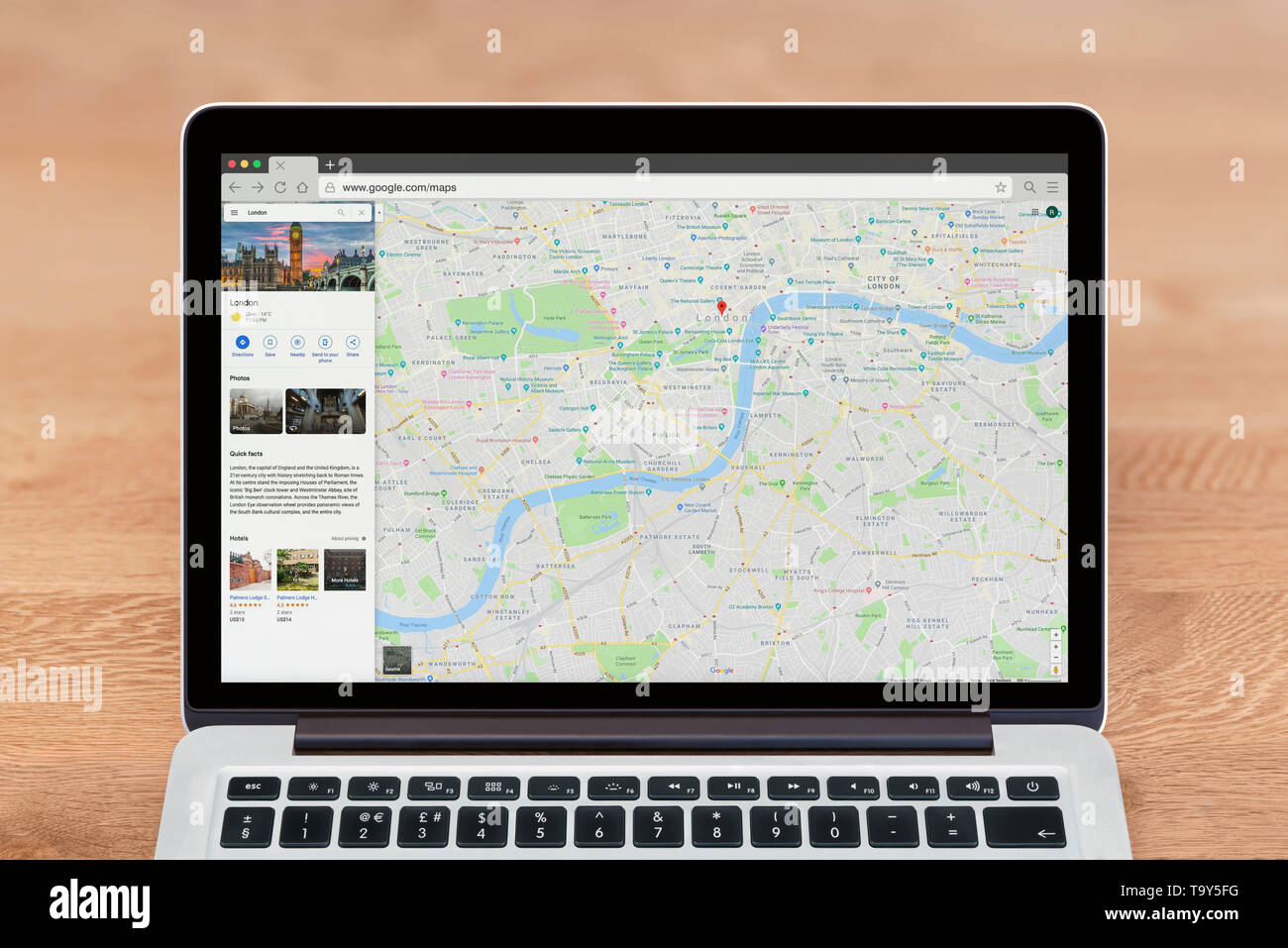 Un Apple Macbook viene visualizzato il sito web di Google Maps (solo uso editoriale). Foto Stock