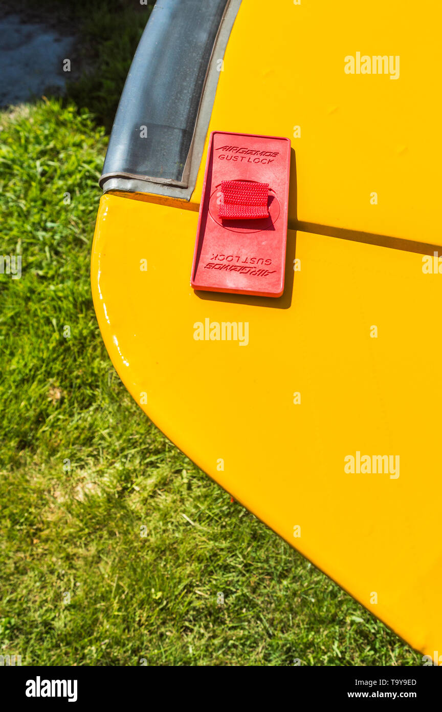 7 maggio 2019 - Delta British Columbia: Rosso folata blocca attaccato al parafango giallo di Bearhawk motore unico aeromobile, Delta Airpark patrimonio. Foto Stock