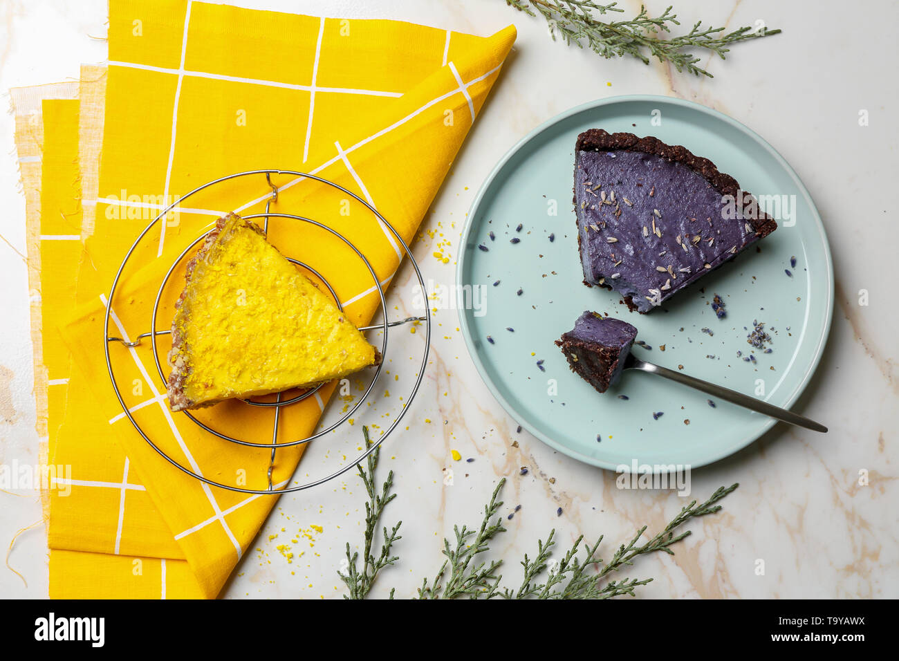 Pezzi di diverse gustose torte sul tavolo luminoso Foto Stock