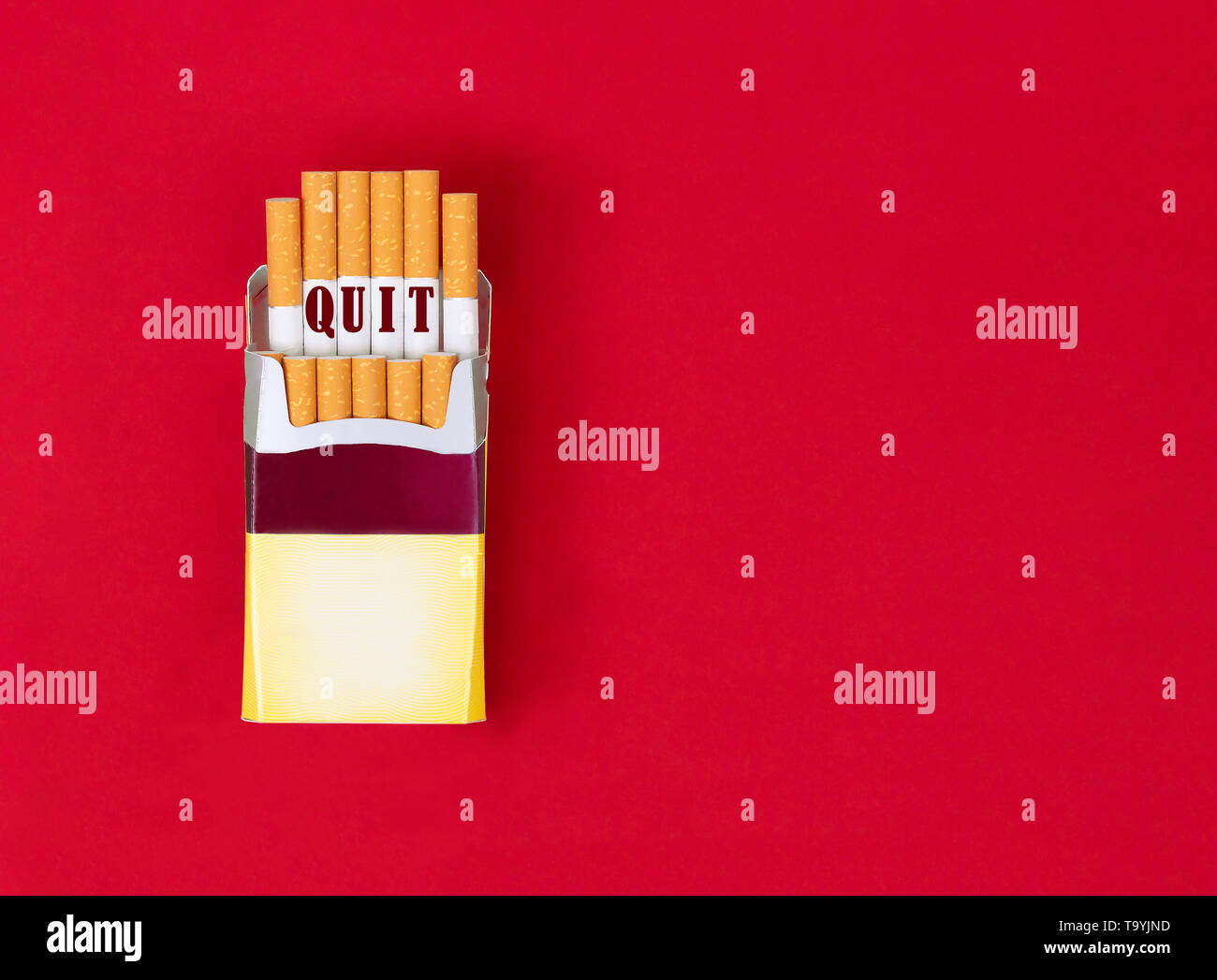 Aprire il pacchetto di sigarette con le parole uscire. Celebra la Giornata Mondiale senza tabacco concetto. Spazio di copia Foto Stock