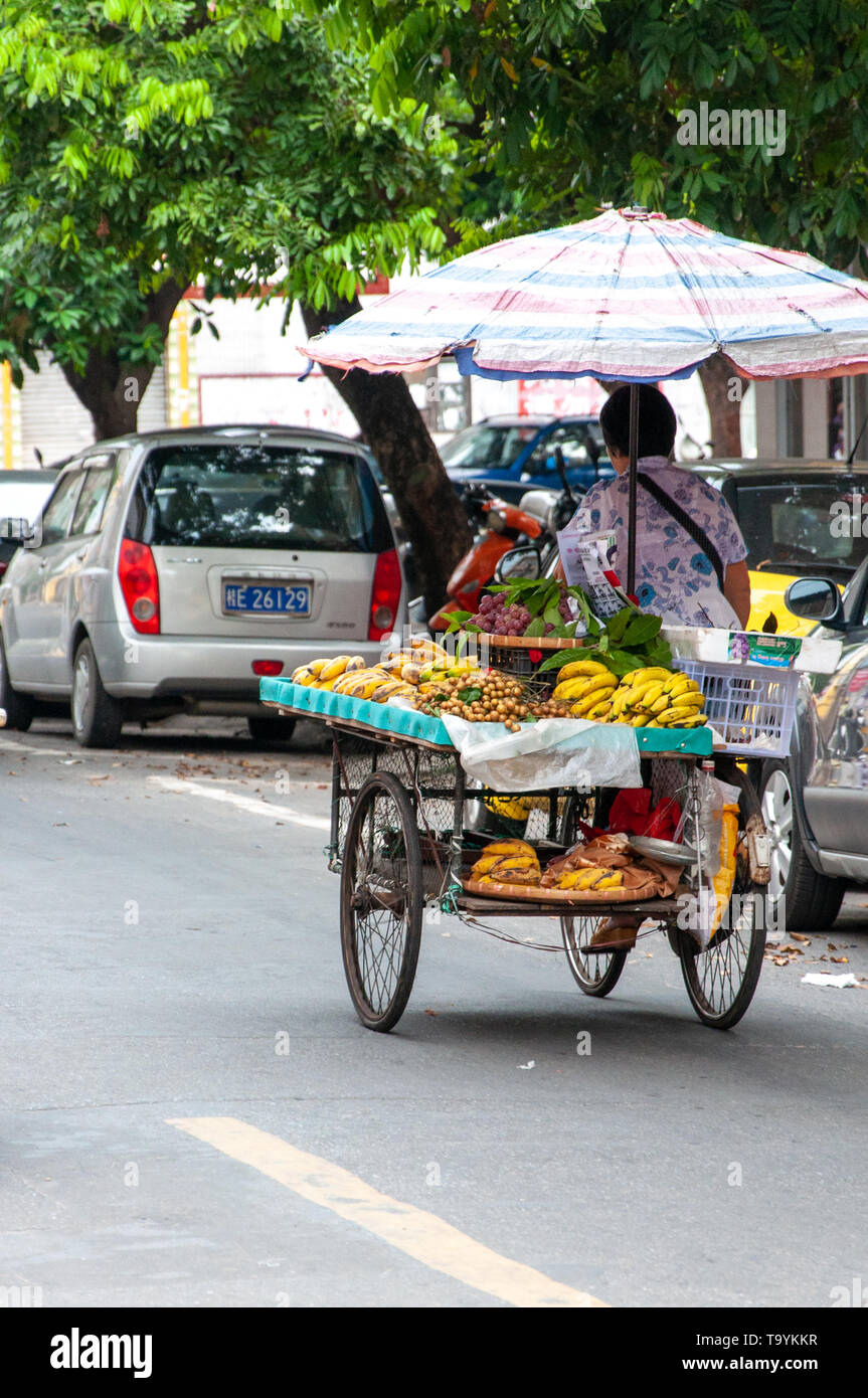 BEIHAI, Cina - JUN, 2013: frutta locale il commercio sulla vecchia strada di Beihai, Cina. Foto Stock