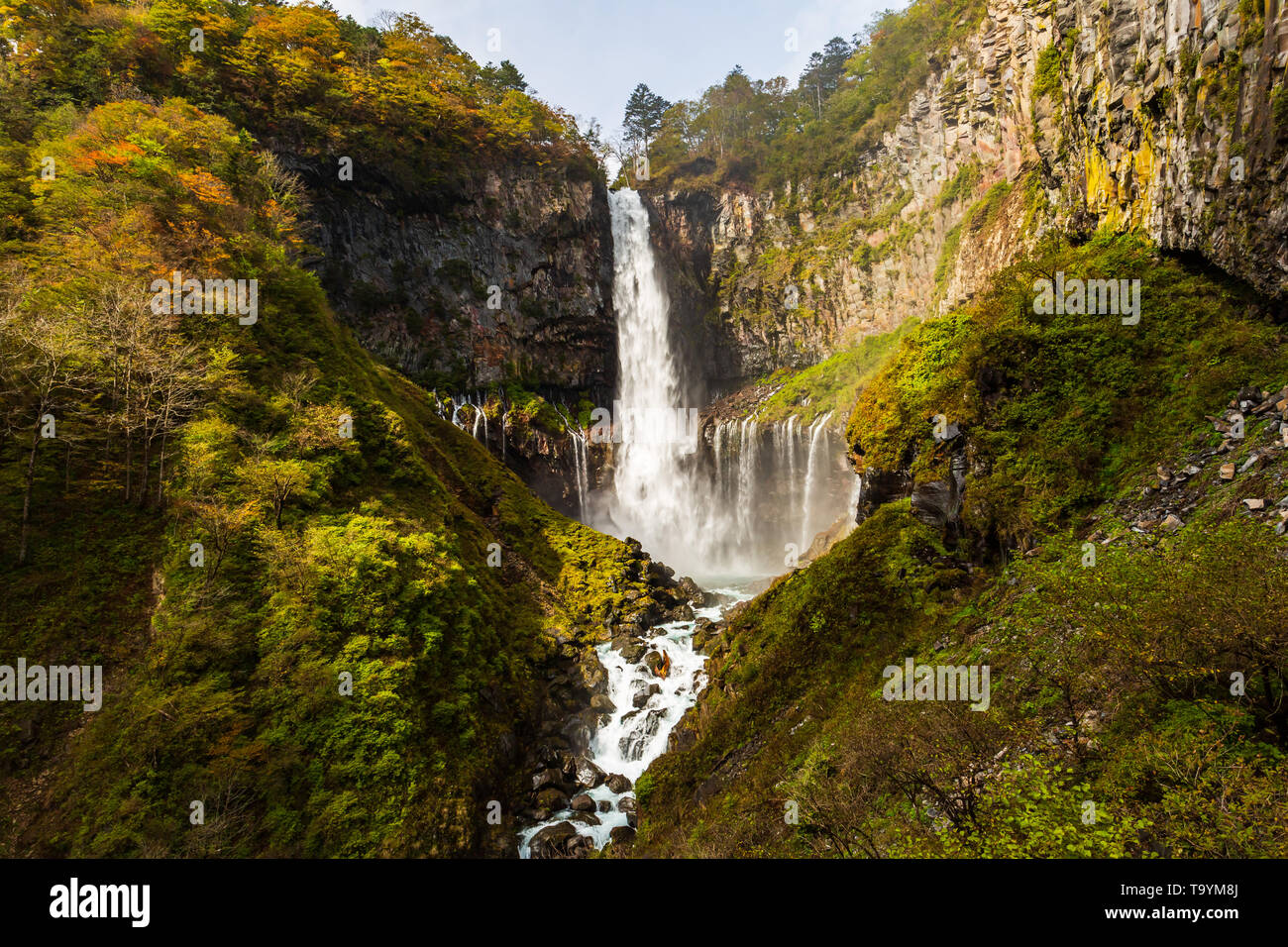 Kegon cade uno dei laccati. cascate più alte d'autunno al Parco Nazionale di Nikko, Giappone. Foto Stock