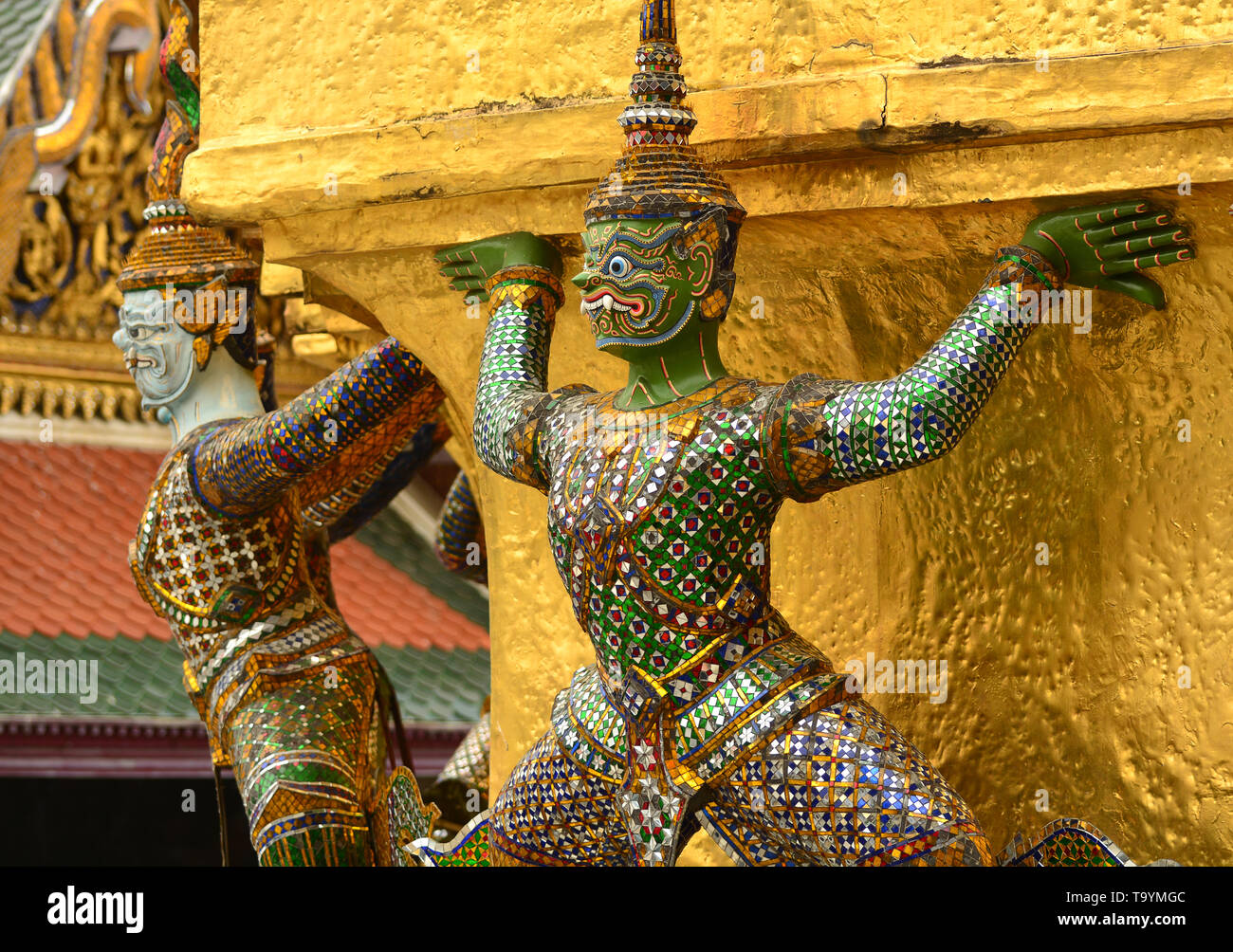 Dettaglio di demon golden statue di Wat Phra Kaew in Grand Palace a Bangkok, in Thailandia Foto Stock