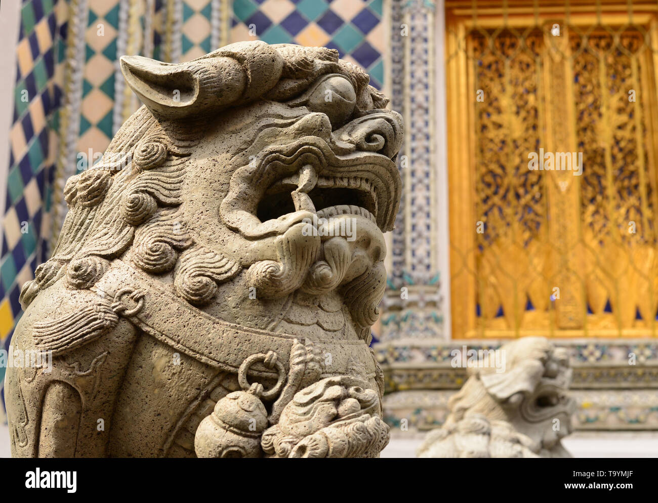 Close up di un leone di pietra la testa al Grand Palace di Bangkok Foto Stock