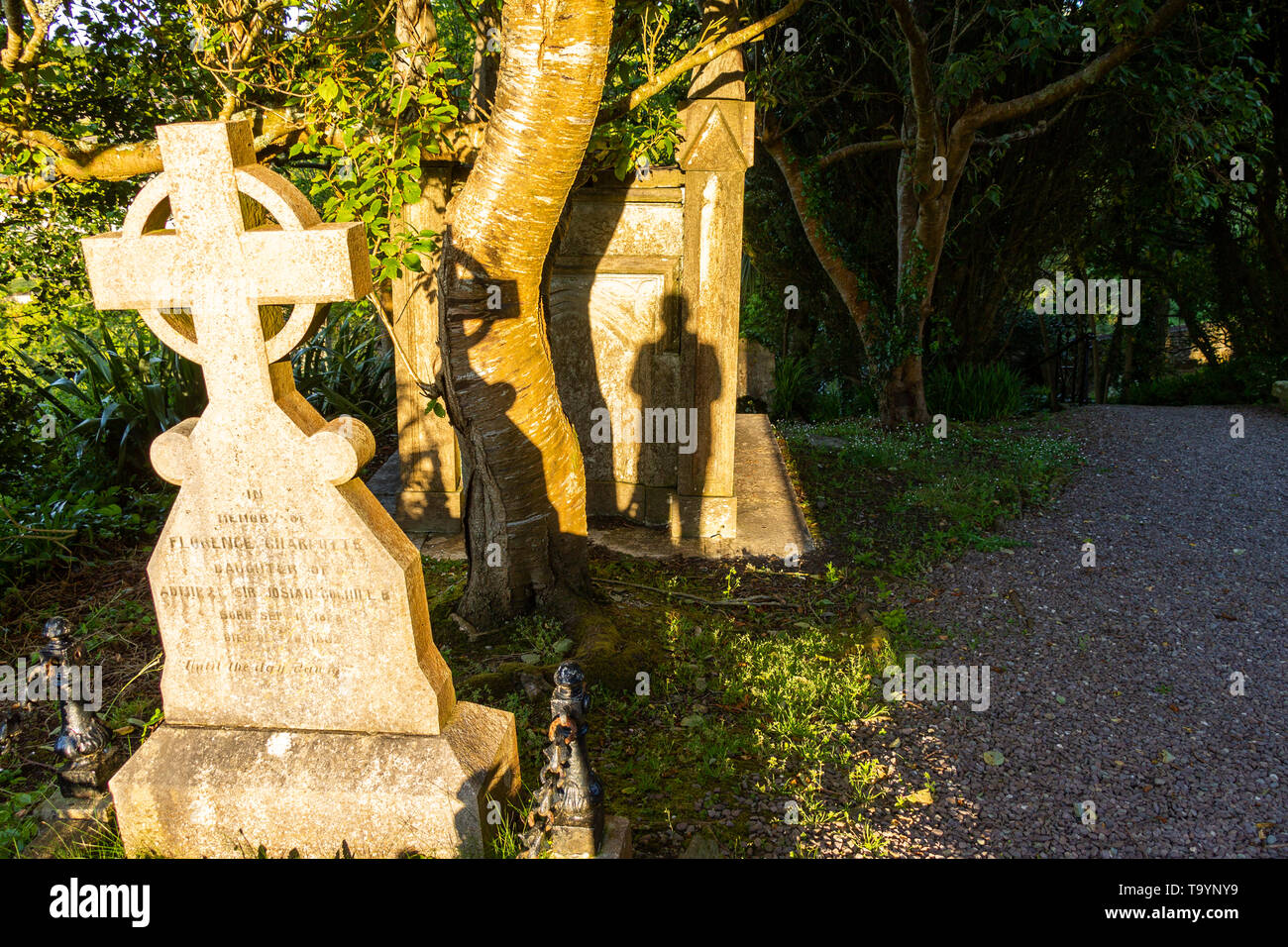 Ombra di una persona su una cripta di un cimitero Foto Stock