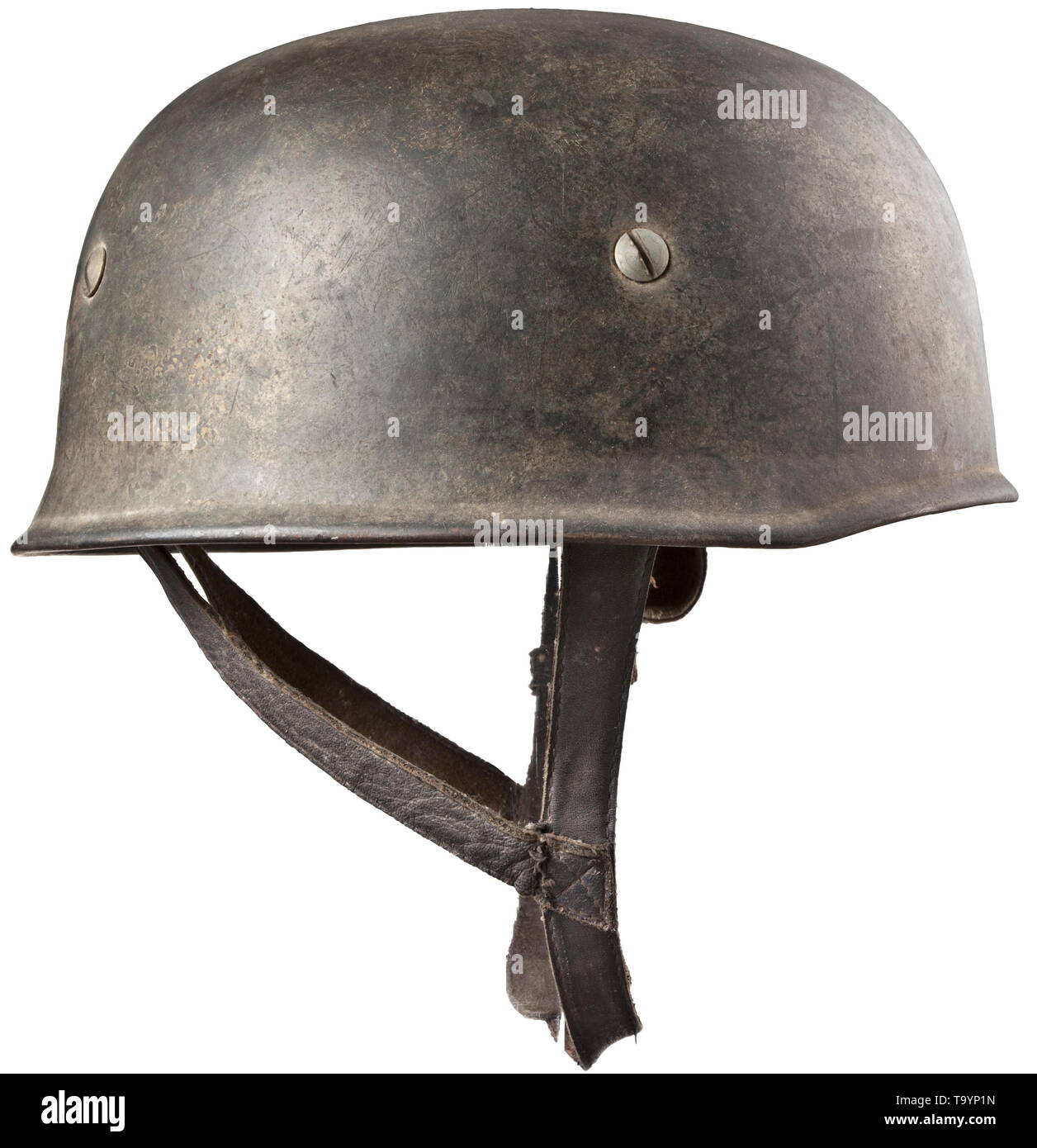 Un casco in acciaio M 38 per i membri dei paracadutisti problema circa 1944  con vestigia di camuffamento di dipingere il cranio di acciaio con  campo-base grigia di vernice e di vestigia