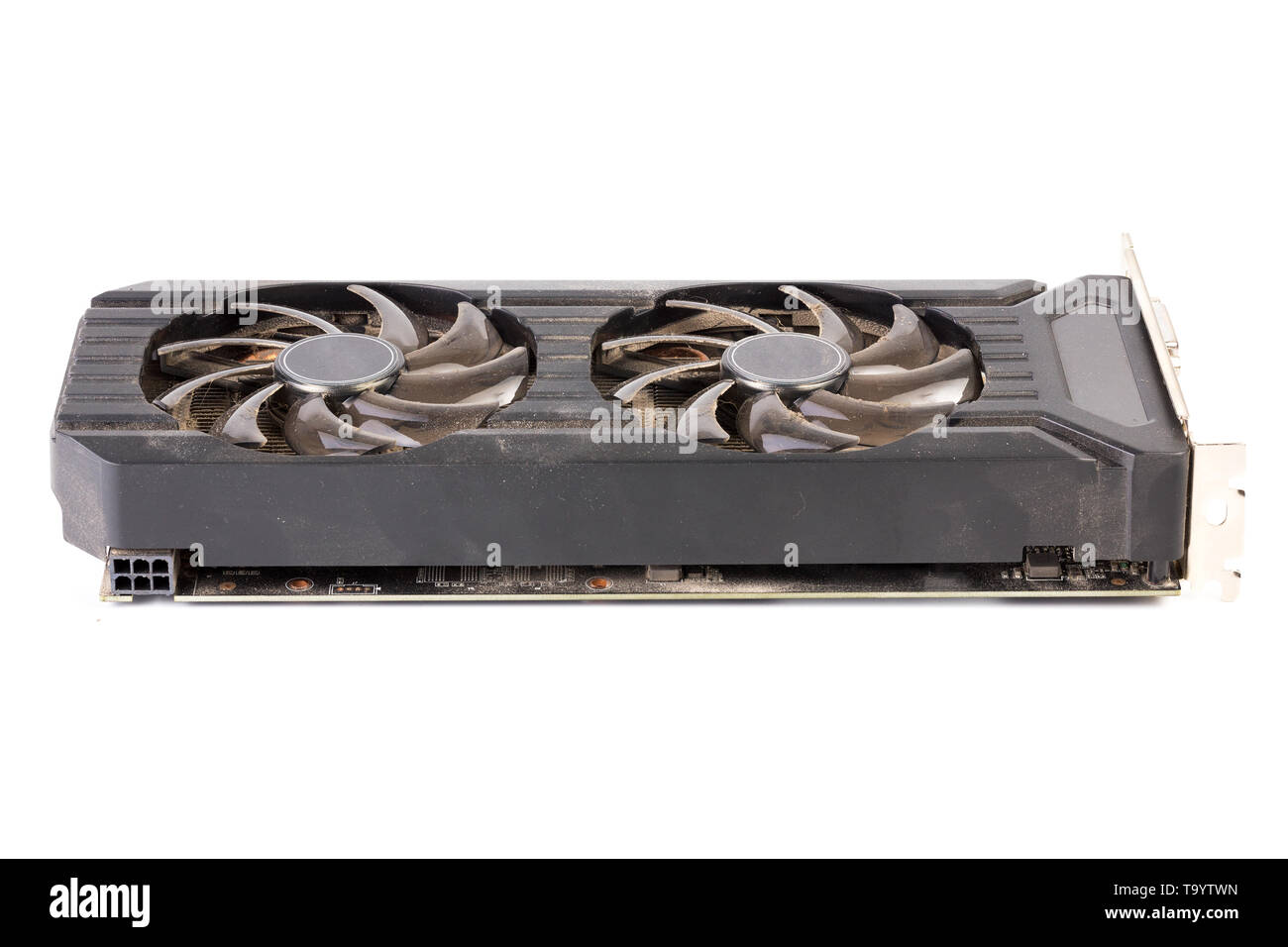 Usato e polverosa black scheda video del PC isolati su sfondo bianco. Foto Stock