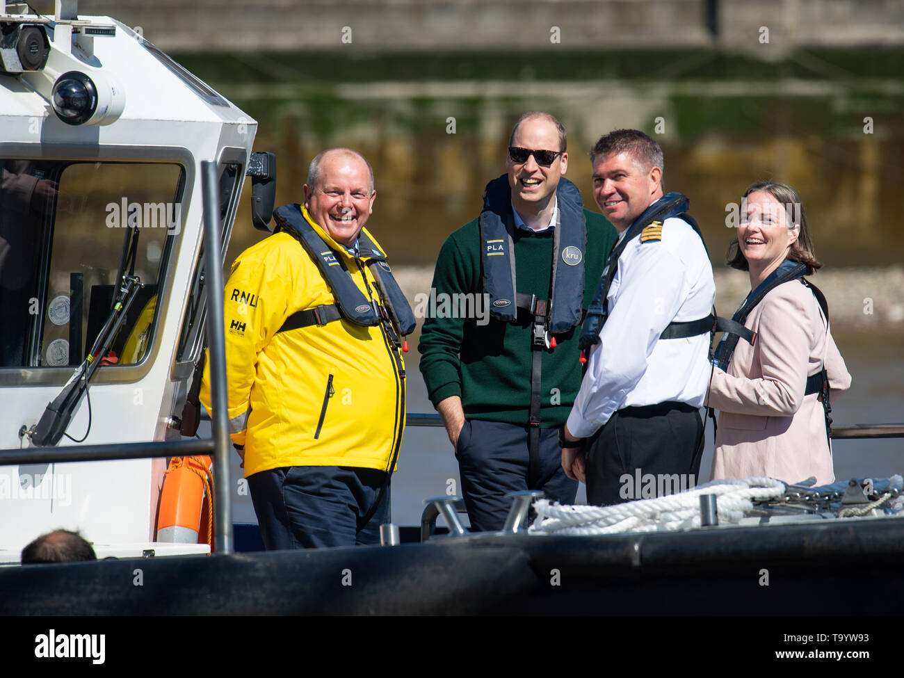 Il Duca di Cambridge a bordo di una barca sul fiume Tamigi, durante il lancio di una nuova campagna per aiutare a prevenire gli incidenti e di autolesionismo incidenti sul Fiume Tamigi a Londra. Foto Stock