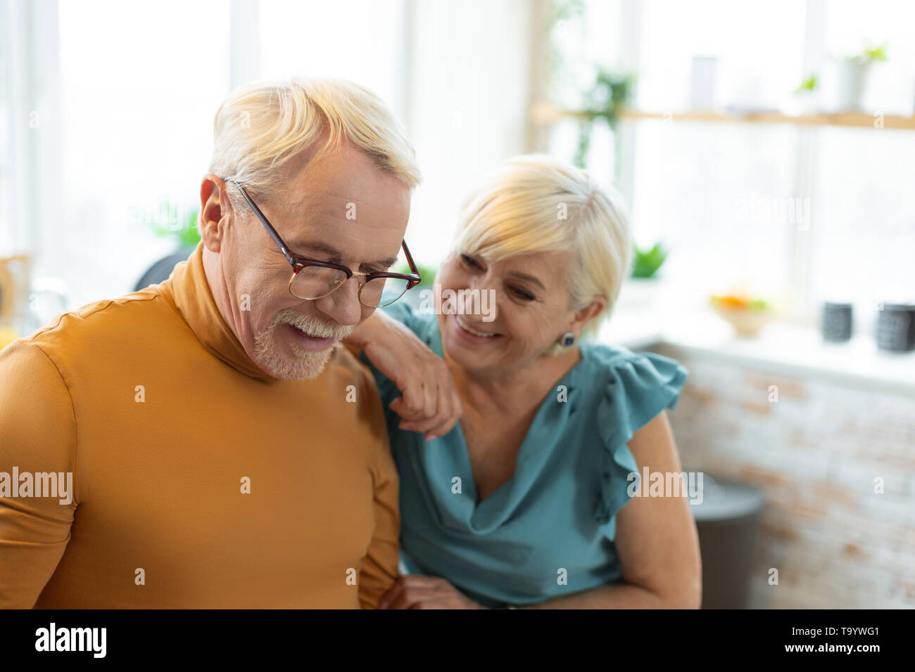 Face-ritratto di amorevole invecchiamento eleganti donna teneramente guardando il marito Foto Stock
