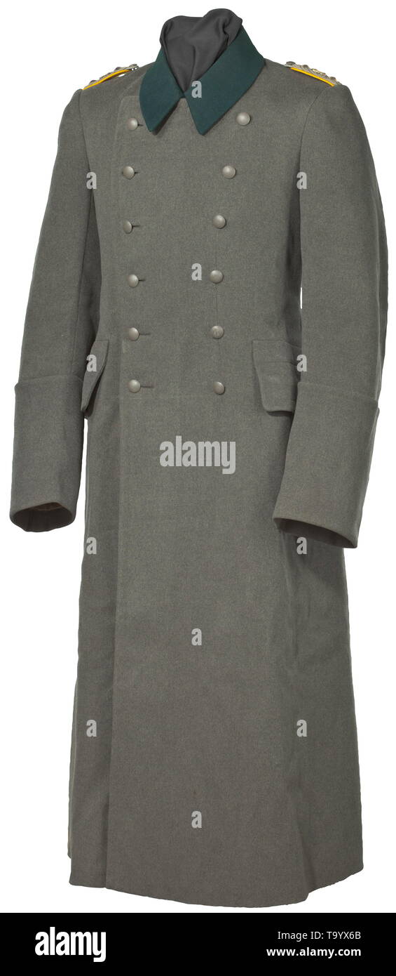 Oberst Alois Podhajsky (1898 - 1973) un sovrarivestimento del comandante della scuola di equitazione spagnola a Vienna acquisto privato pezzo di campo pesante-tessuto grigio verde scuro di collari e campo tasti grigi. Il grigio-argento camicia di seta (piccole tracce di falena) con appendiabiti e apertura per il braccio laterale. Tipiche austriache tagliati con alta bracciali e sovrapposti i lembi della tasca. Cucito schede di spallamento della calza opaca con appliqués dorato 'H' e stelle underlaid in giallo dorato. Oberst Alois Podhajsky servito inizialmente come un austriaco ufficiale di fanteria, ma è stato trasferito al reparto di cavalleria, followi Editorial-Use-solo Foto Stock