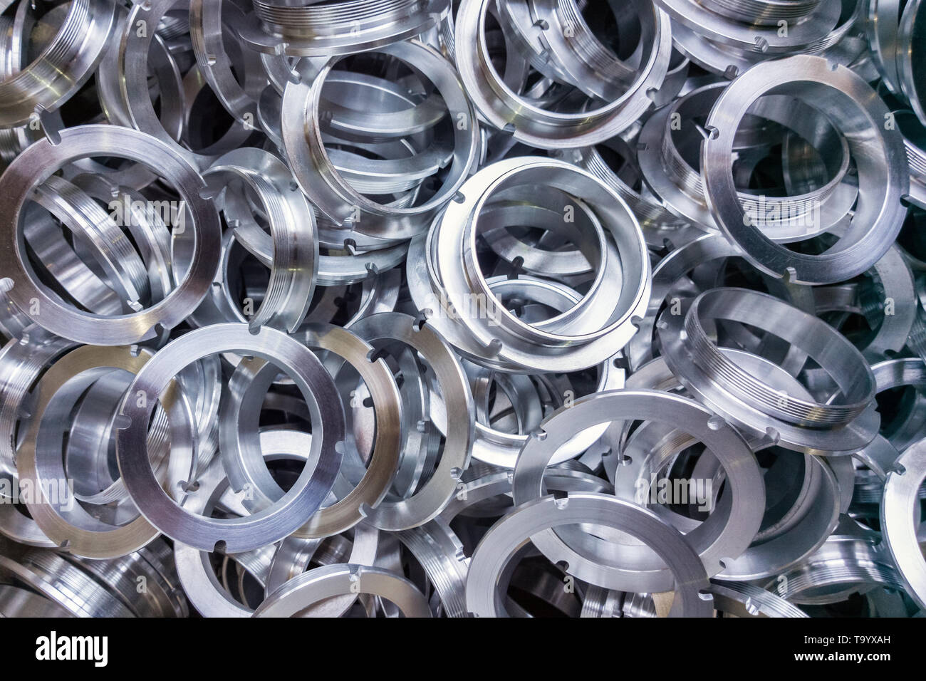 Un lotto di lavorazione alluminio lucido parti con il fuoco selettivo. Foto Stock