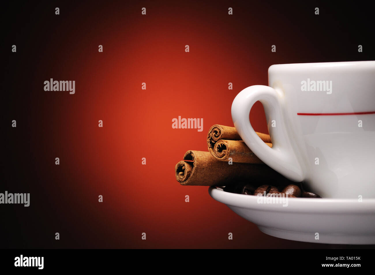 Tazza di caffè, bastoncini di cannella e i chicchi di caffè con copyspace. Foto Stock