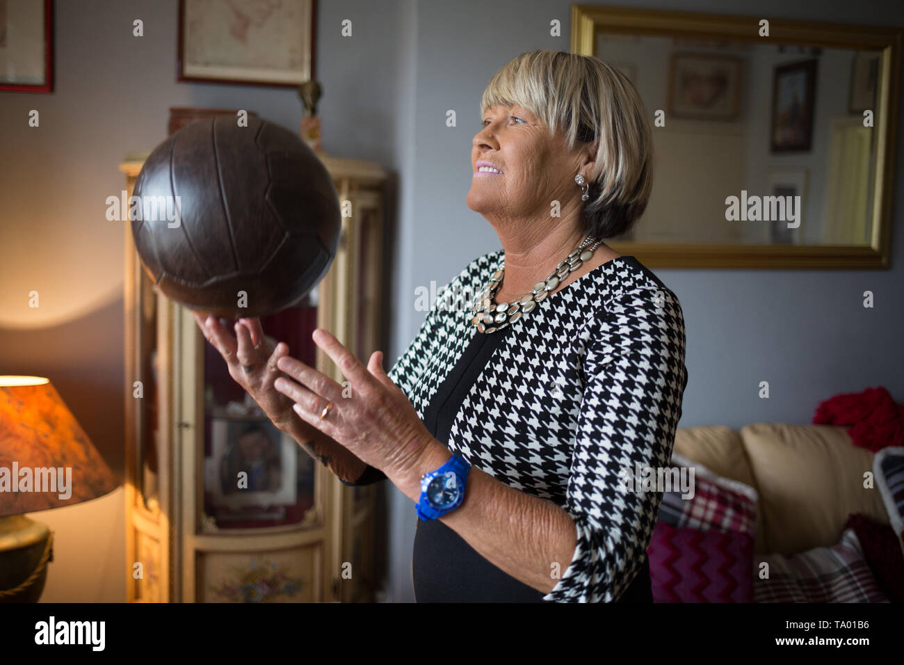 Rose Reilly, ex-calciatore, giocato per Italia e Scozia, pioniere del calcio femminile, fotografato a casa in Norwich, Scozia, il 17 maggio 2019. Foto Stock