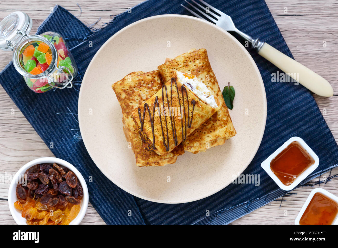 Delicato frittelle con ricotta, vaniglia e uva passa su una piastra. Una sana prima colazione. Vista dall'alto. Foto Stock