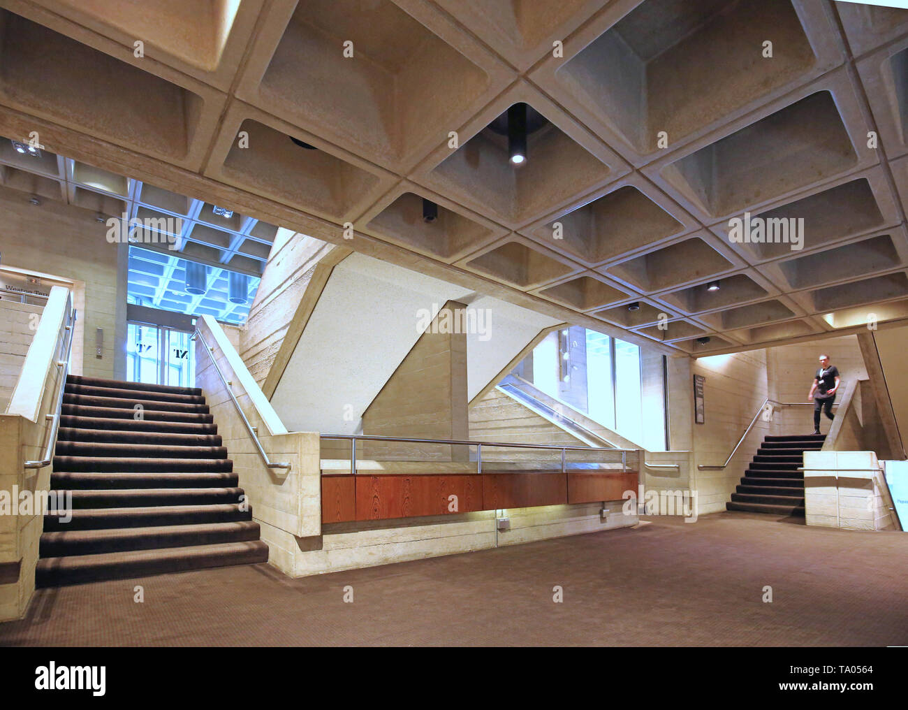 Foyer pubblico di Londra del Teatro Nazionale sulla riva sud del fiume Tamigi. Brutalist famoso edificio progettato da Denys Lasdun. Aperto nel 1976. Foto Stock