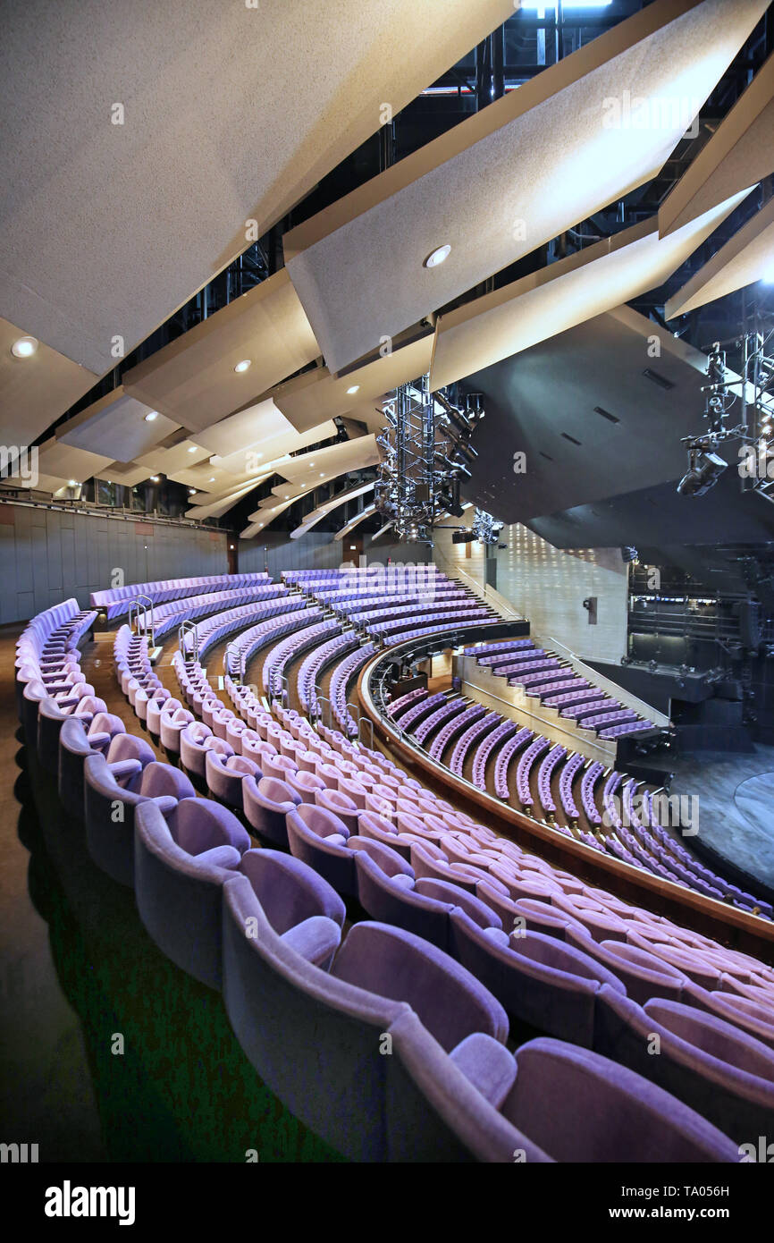 Interno dell'Olivier Teatro auditorium a Londra il Teatro Nazionale. Progettato da Denys Lasdun, aperto nel 1976. Foto Stock
