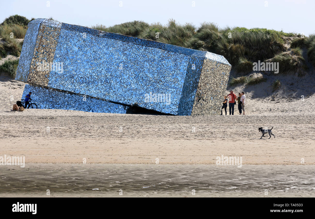 Leffrinckoucke (Francia settentrionale): spiaggia e fortino coperti in pezzi di specchi, progetto dell'artista di plastica "Anonyme". Fortino coperti in mosaico Foto Stock