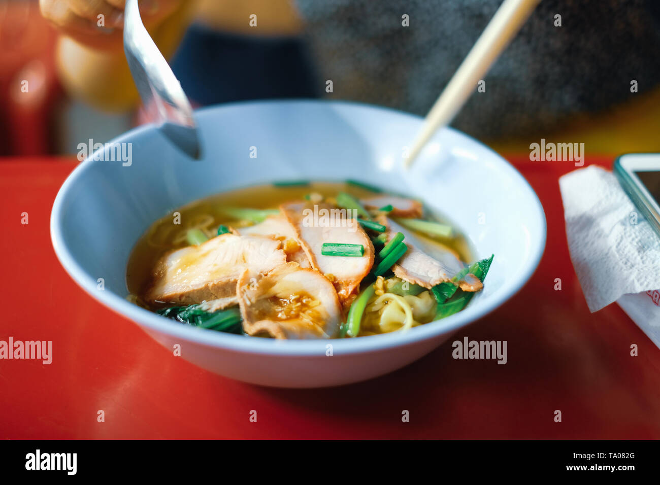 Elevato angolo di visione stufati di zuppa di maiale rosso sul tavolo da pranzo. Pronto a mangiare Foto Stock