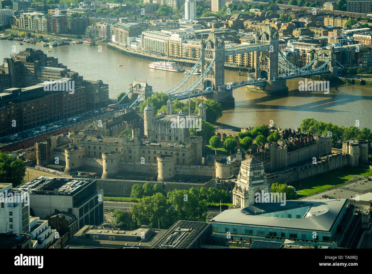 Vedute della Torre di Londra come visto da Searcys al piano superiore del Gherkin Building a Londra. Foto Data: martedì 21 maggio, 2019. Foto: Roger Foto Stock