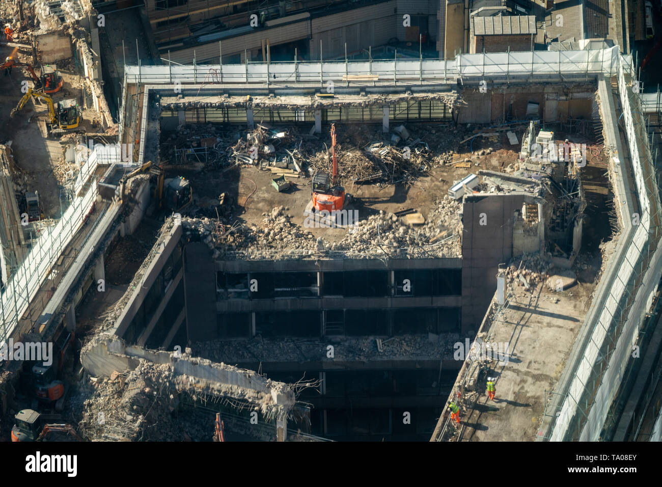 Un blocco di uffici nella città di essere demolito come visto da Searcys al piano superiore del Gherkin Building a Londra. Foto Data: martedì 21 maggio, 201 Foto Stock
