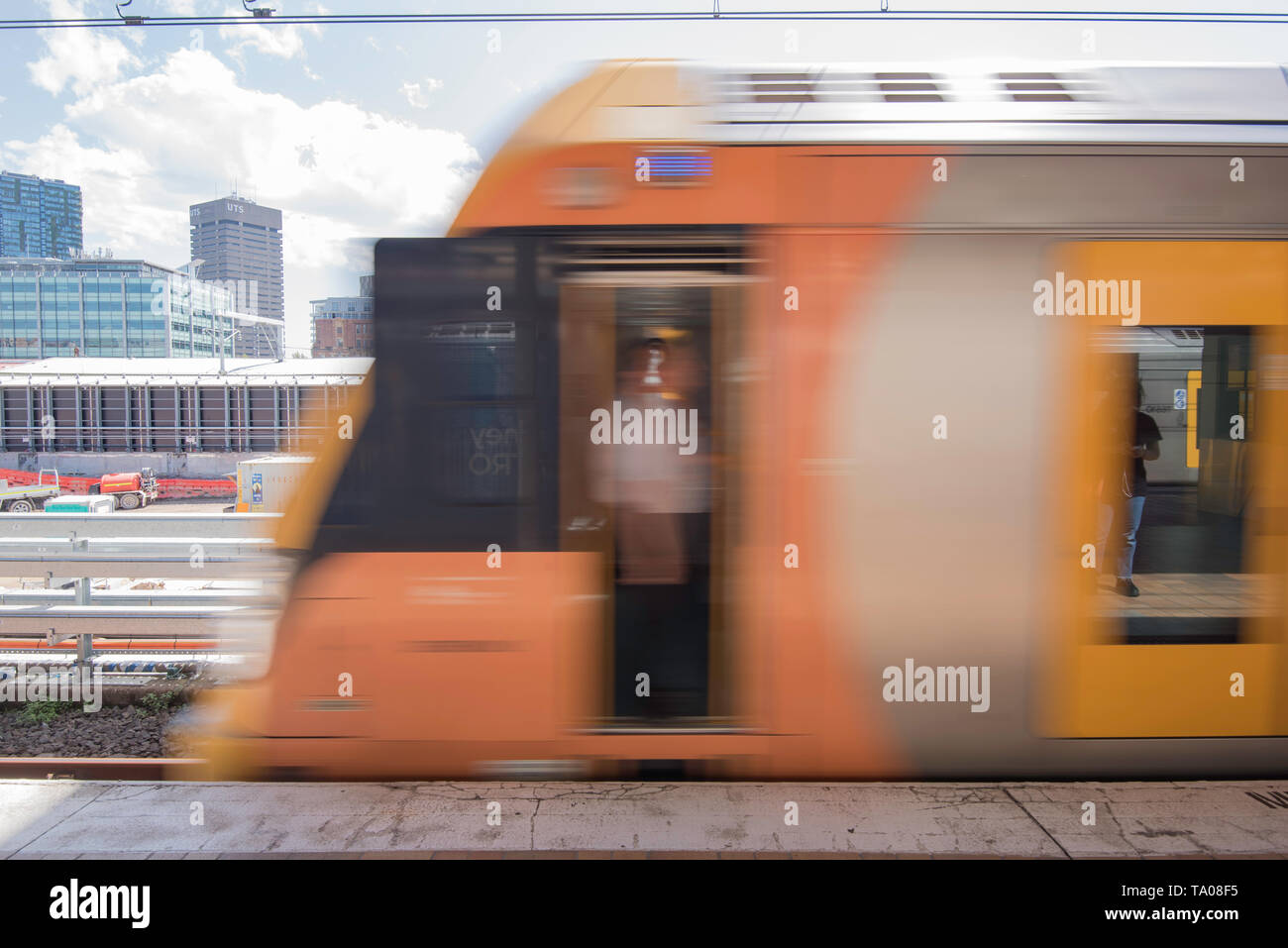 Un lato su immagine sfocata della guardia del corpo di guida del movimento Waratah una serie con il treno alla Stazione Centrale di Sydney Foto Stock