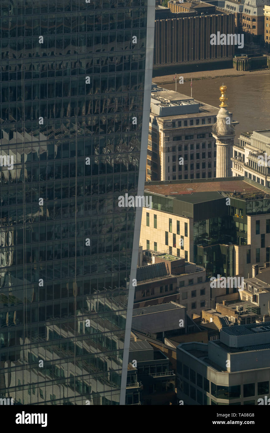 Visualizzazioni del monumento come visto da Searcys al piano superiore del Gherkin Building a Londra. Foto Data: martedì 21 maggio, 2019. Foto: Roger Garfiel Foto Stock