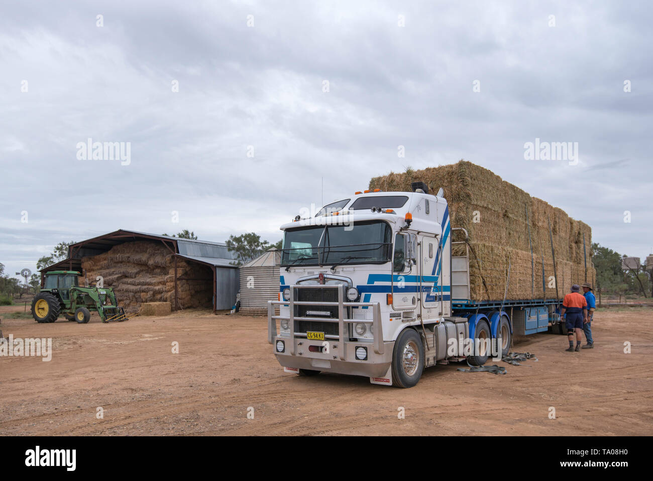 Maggio 2019 Burren Junction: agricoltore, Richard Marshall e conducente Dave Giordania preparazione allo scarico di fieno da ovini di alimentazione in continuo la siccità in Australia Foto Stock