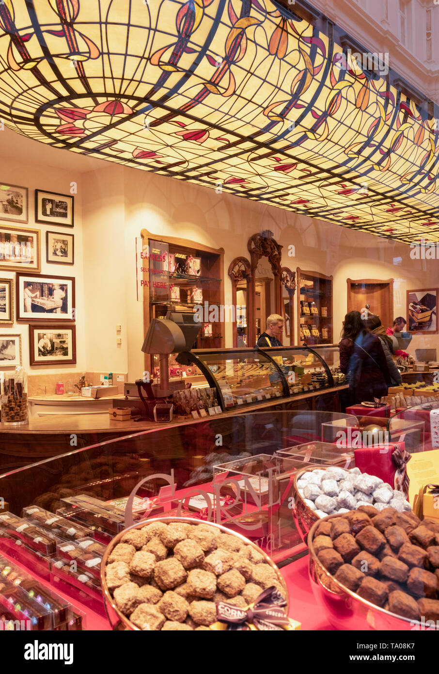 Belgio Il negozio di cioccolato in arcade Queen's Gallery Galerie de la Reine Galeries Royales Saint Hubert Royal Gallery di Saint Hubert Bruxelles,Belgio Foto Stock