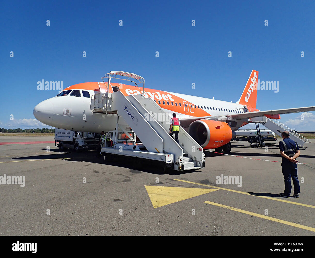 Piano appartenente alla compagnia aerea a basso costo Easyjet sulla pista di un aeroporto.Caption locale *** Foto Stock